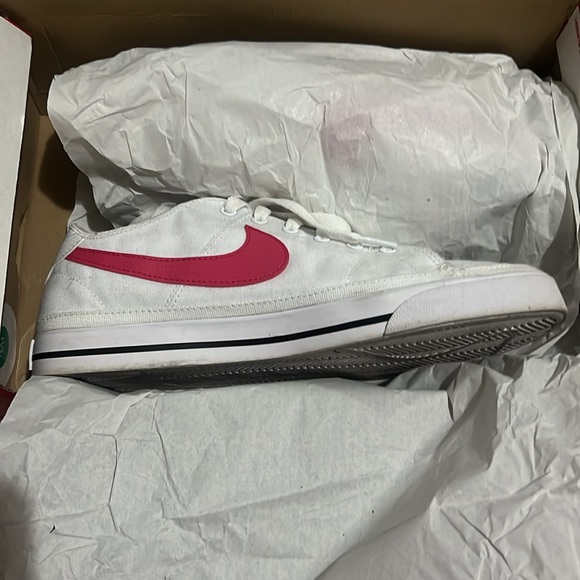 Nike shoes lightly worn - Picture 2 of 5